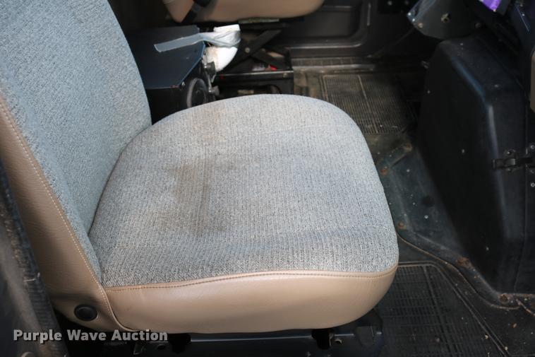 image for item DD8790 1995 International 4900 semi truck