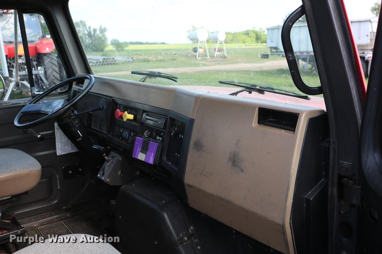 image for item DD8790 1995 International 4900 semi truck