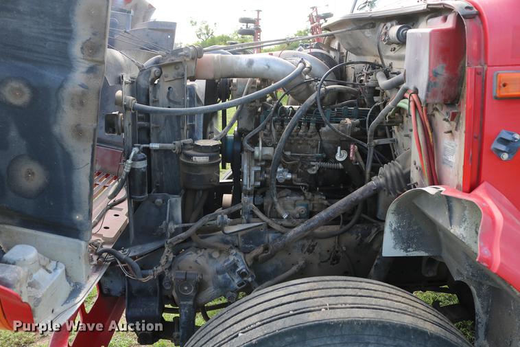 image for item DD8790 1995 International 4900 semi truck