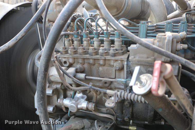 image for item DD8790 1995 International 4900 semi truck