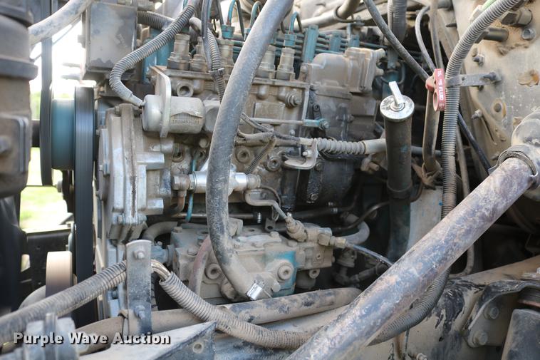 image for item DD8790 1995 International 4900 semi truck