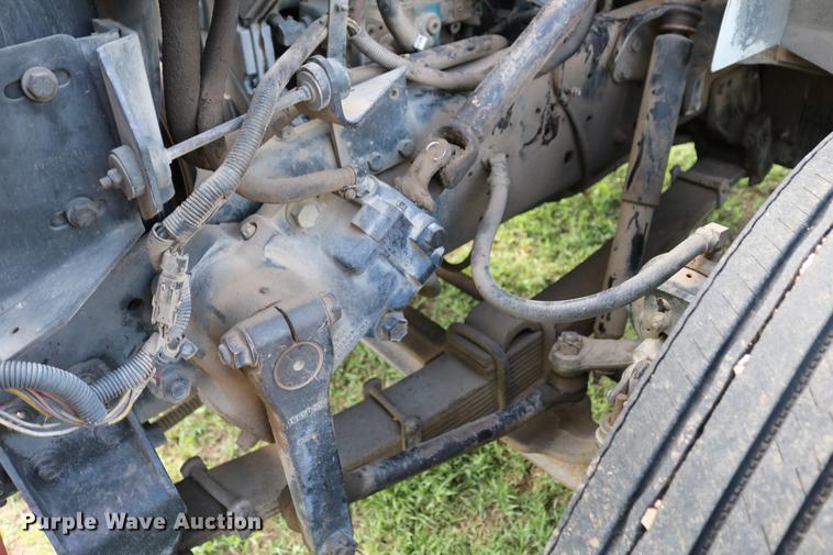 image for item DD8790 1995 International 4900 semi truck