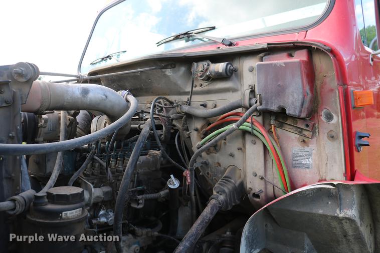 image for item DD8790 1995 International 4900 semi truck