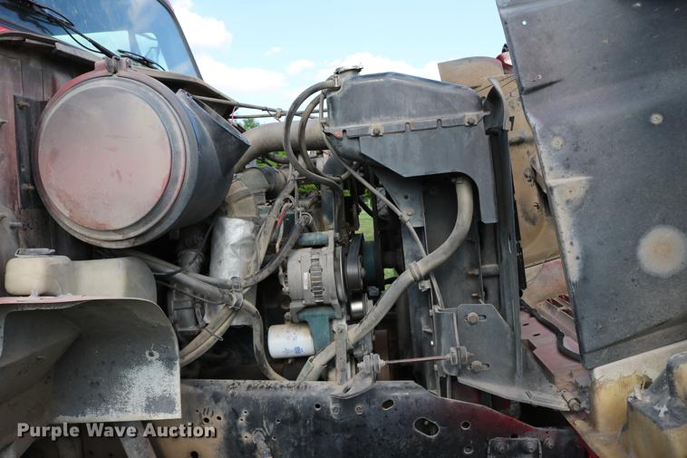 image for item DD8790 1995 International 4900 semi truck