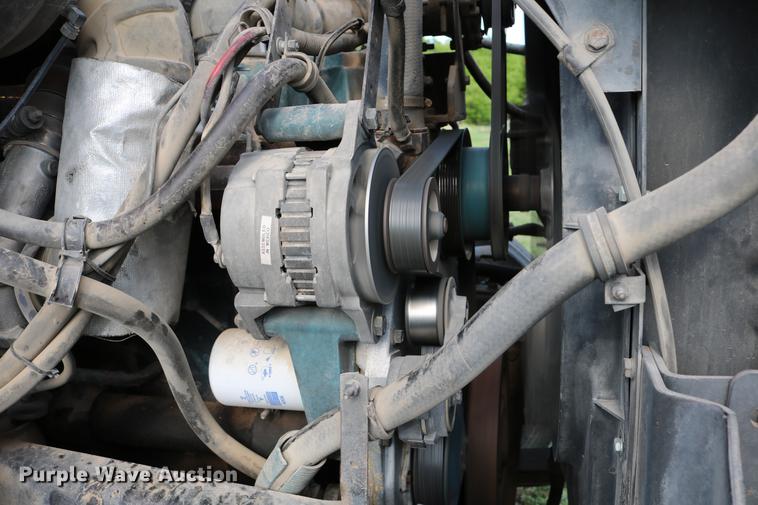 image for item DD8790 1995 International 4900 semi truck