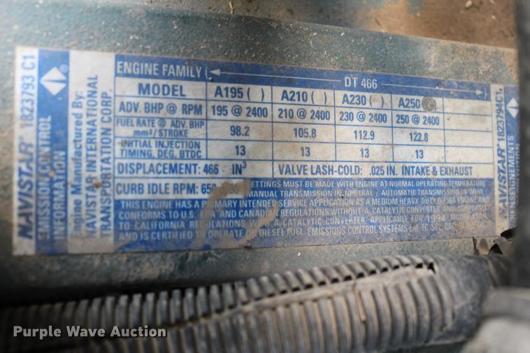 image for item DD8790 1995 International 4900 semi truck