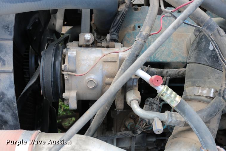 image for item DD8790 1995 International 4900 semi truck