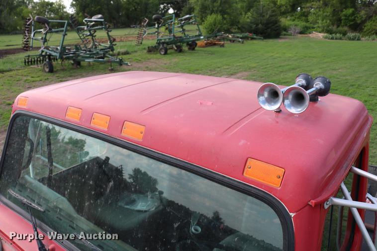 image for item DD8790 1995 International 4900 semi truck