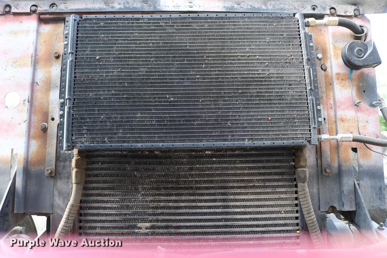 image for item DD8790 1995 International 4900 semi truck