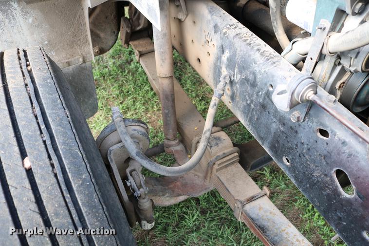 image for item DD8790 1995 International 4900 semi truck