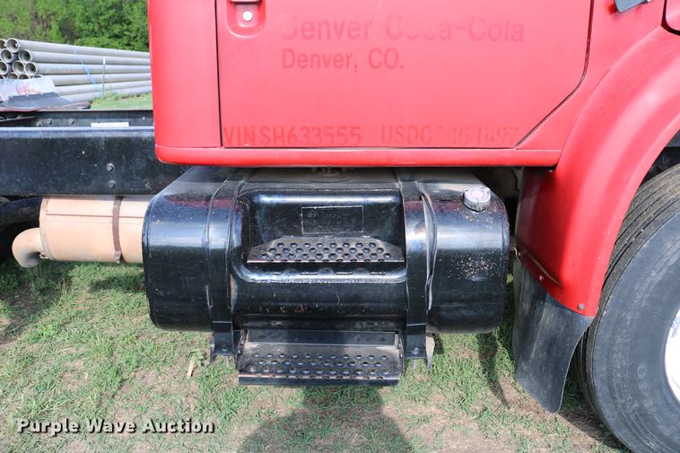 image for item DD8790 1995 International 4900 semi truck