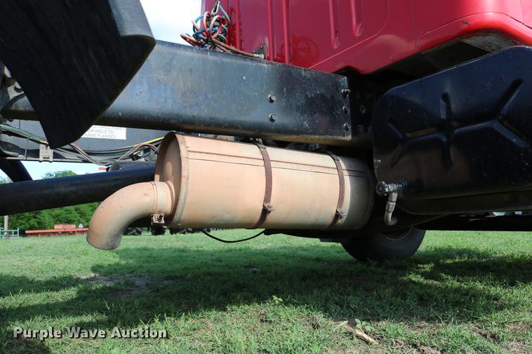 image for item DD8790 1995 International 4900 semi truck