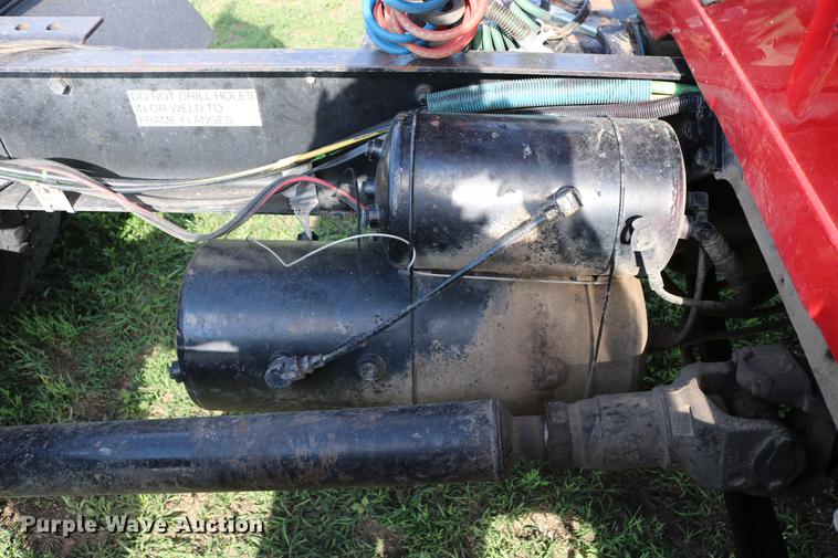 image for item DD8790 1995 International 4900 semi truck