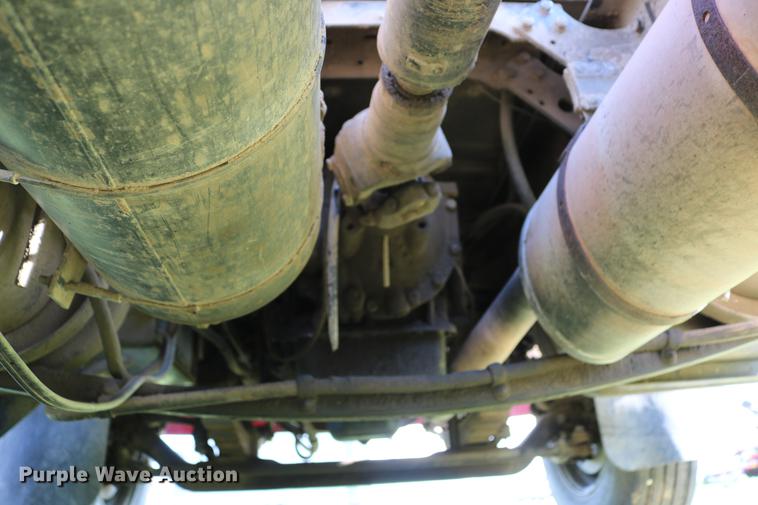 image for item DD8790 1995 International 4900 semi truck