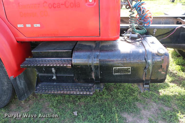 image for item DD8790 1995 International 4900 semi truck