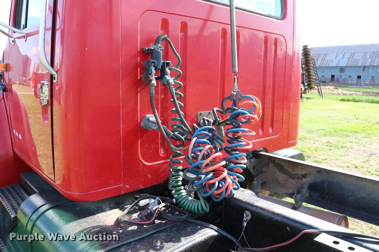 image for item DD8790 1995 International 4900 semi truck