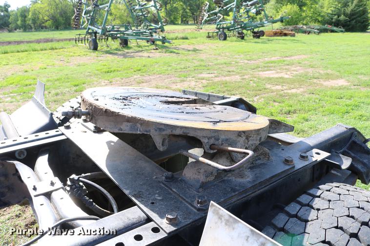 image for item DD8790 1995 International 4900 semi truck