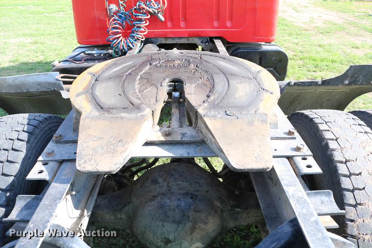 image for item DD8790 1995 International 4900 semi truck