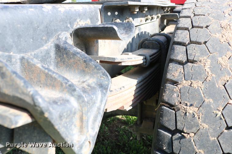 image for item DD8790 1995 International 4900 semi truck