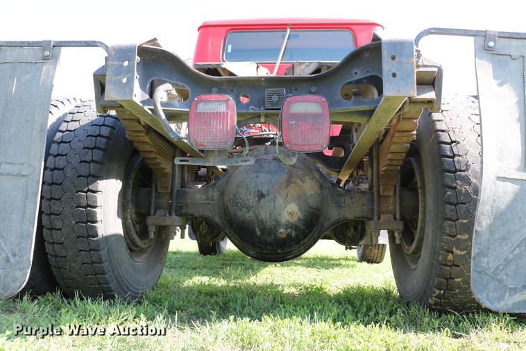 image for item DD8790 1995 International 4900 semi truck