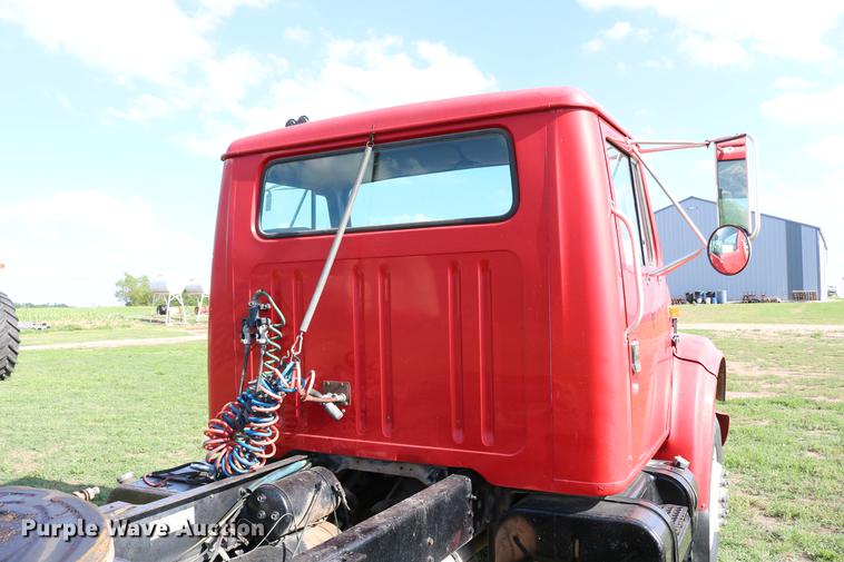 image for item DD8790 1995 International 4900 semi truck