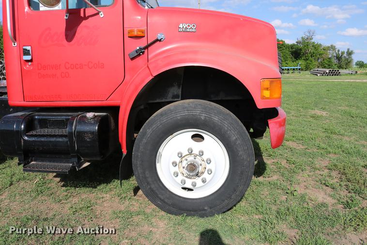 image for item DD8790 1995 International 4900 semi truck