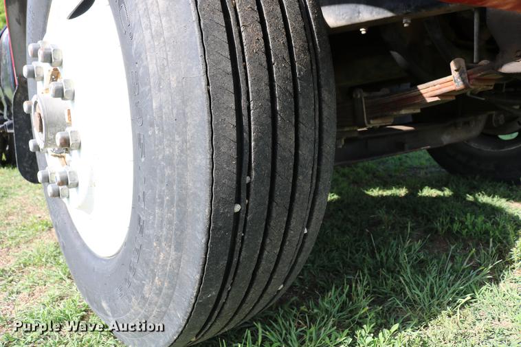 image for item DD8790 1995 International 4900 semi truck