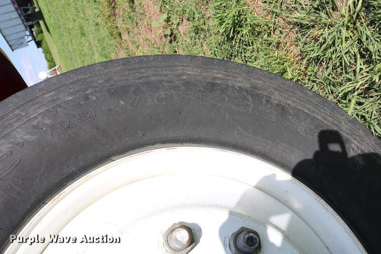 image for item DD8790 1995 International 4900 semi truck