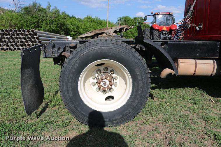 image for item DD8790 1995 International 4900 semi truck