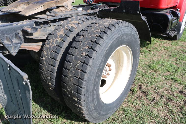 image for item DD8790 1995 International 4900 semi truck