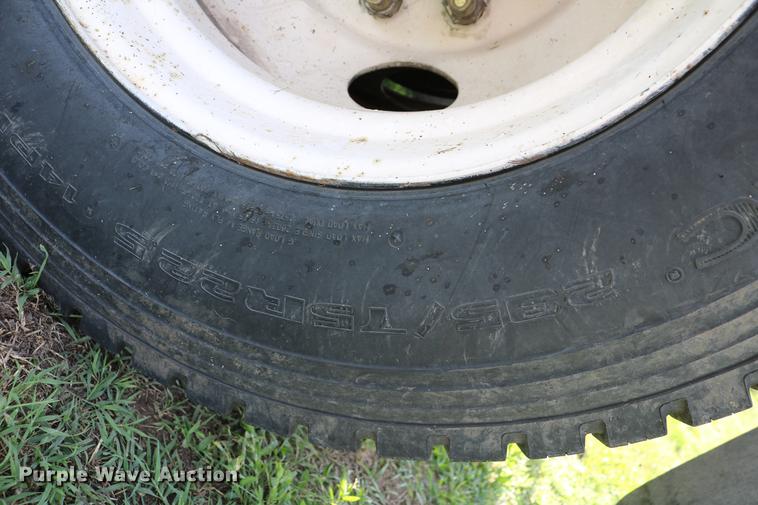 image for item DD8790 1995 International 4900 semi truck