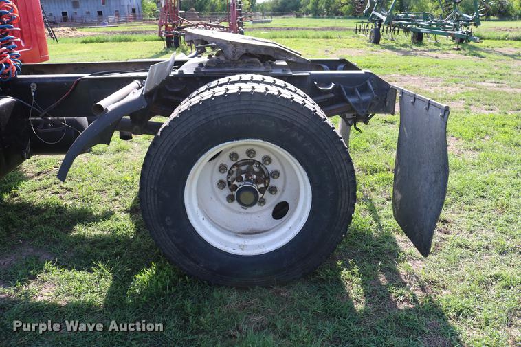 image for item DD8790 1995 International 4900 semi truck