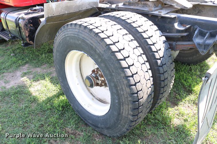 image for item DD8790 1995 International 4900 semi truck