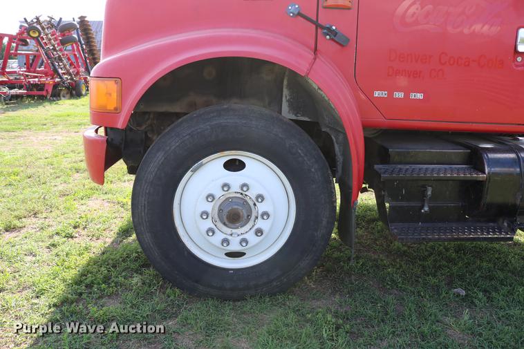 image for item DD8790 1995 International 4900 semi truck