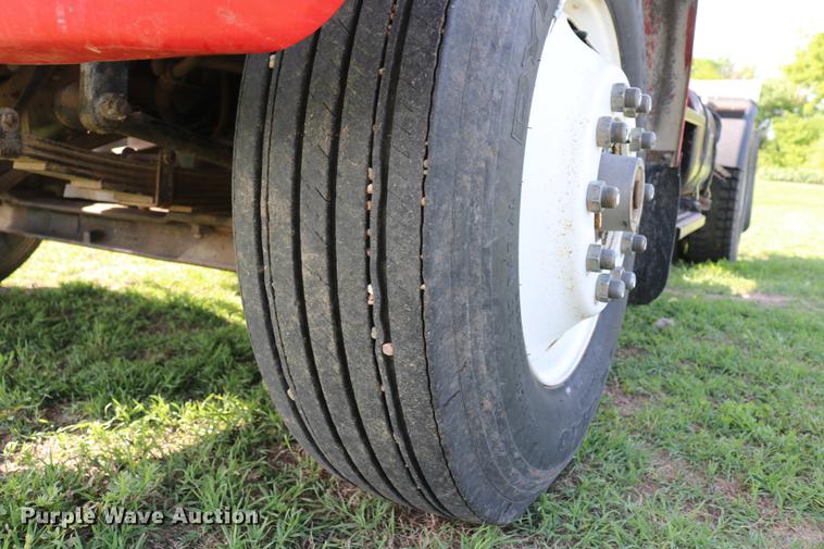 image for item DD8790 1995 International 4900 semi truck