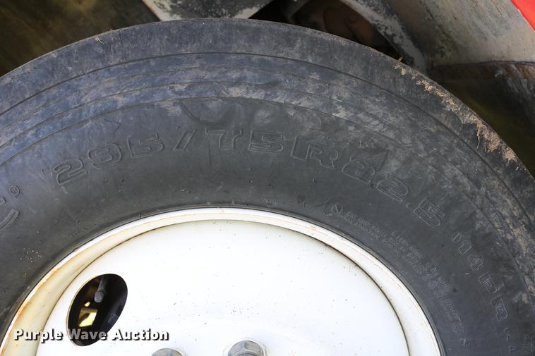 image for item DD8790 1995 International 4900 semi truck