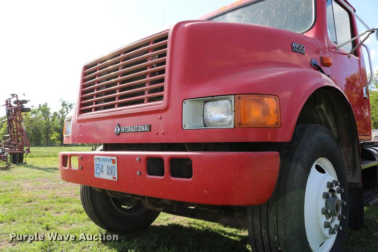 image for item DD8790 1995 International 4900 semi truck