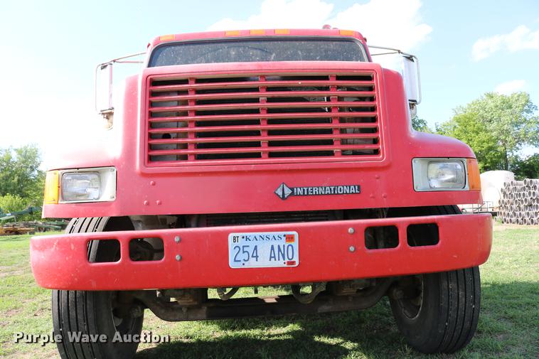 image for item DD8790 1995 International 4900 semi truck