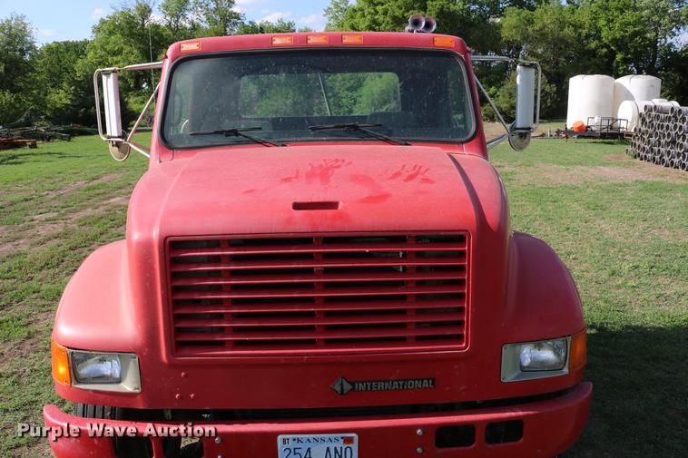 image for item DD8790 1995 International 4900 semi truck