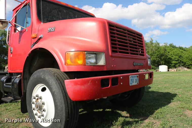 image for item DD8790 1995 International 4900 semi truck