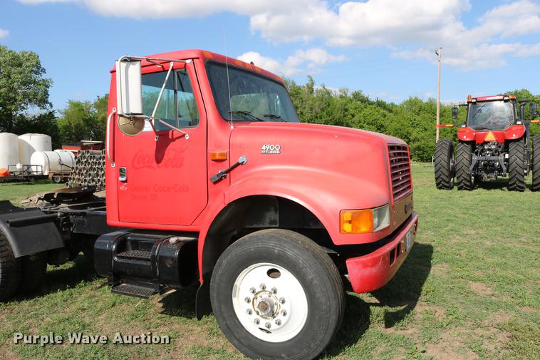 image for item DD8790 1995 International 4900 semi truck