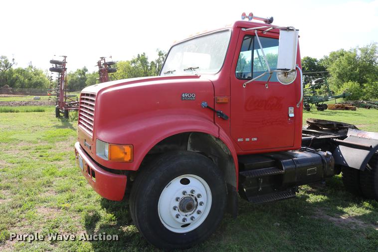image for item DD8790 1995 International 4900 semi truck