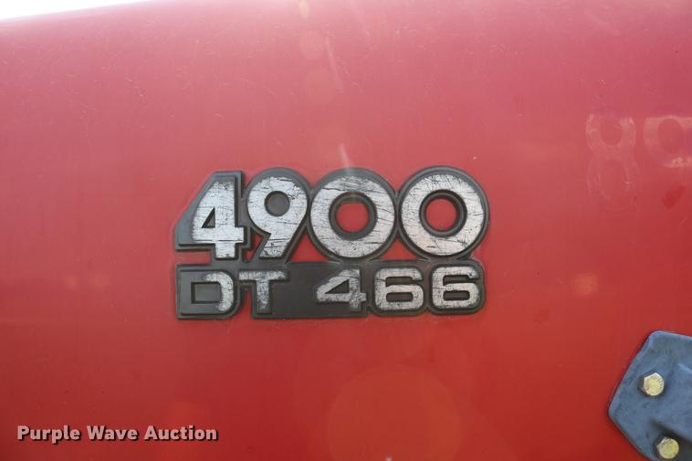 image for item DD8790 1995 International 4900 semi truck