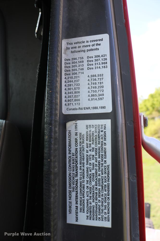 image for item DD8790 1995 International 4900 semi truck