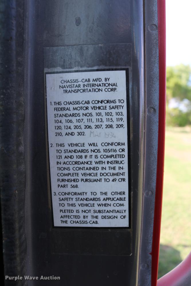 image for item DD8790 1995 International 4900 semi truck