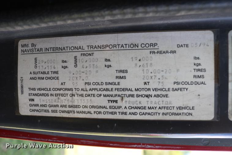 image for item DD8790 1995 International 4900 semi truck