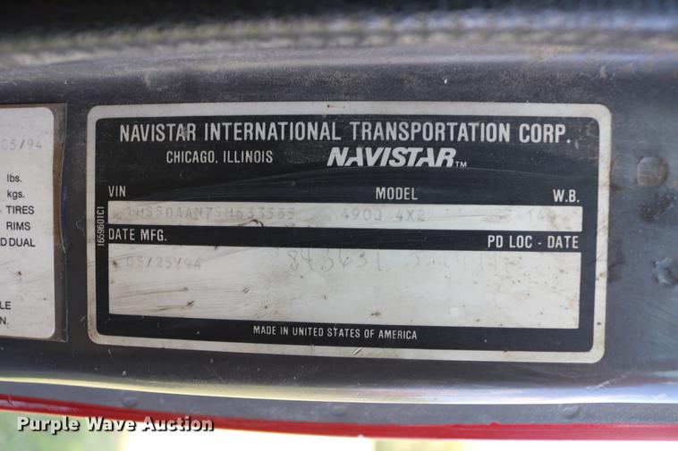 image for item DD8790 1995 International 4900 semi truck