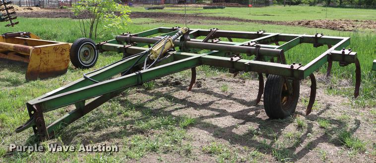 image for item DD8803 John Deere chisel