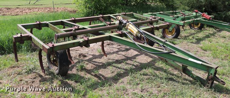 image for item DD8803 John Deere chisel