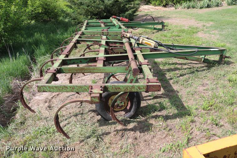 image for item DD8803 John Deere chisel